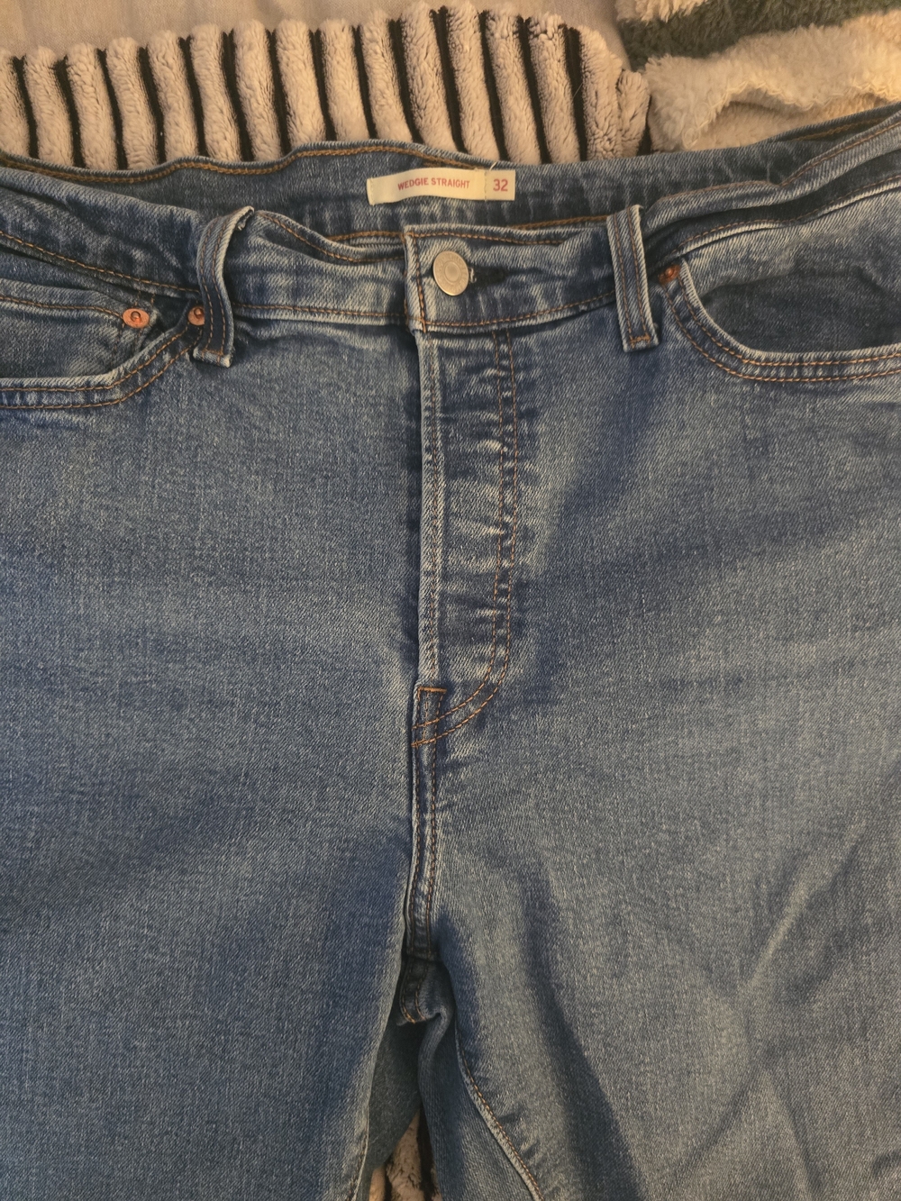 Classic High-Rise Wedgie Straight Women's Jeans (Size 32) - Picture 7 of 8
